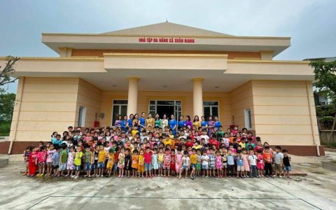 Trường Mầm Non xã Xuân Giang tổ chức cho trẻ đi dâng hương nhà bia ghi tên anh hùng Liệt sỹ nhân kỷ niệm 46 năm ngày giải phóng Miền Nam 30/4.